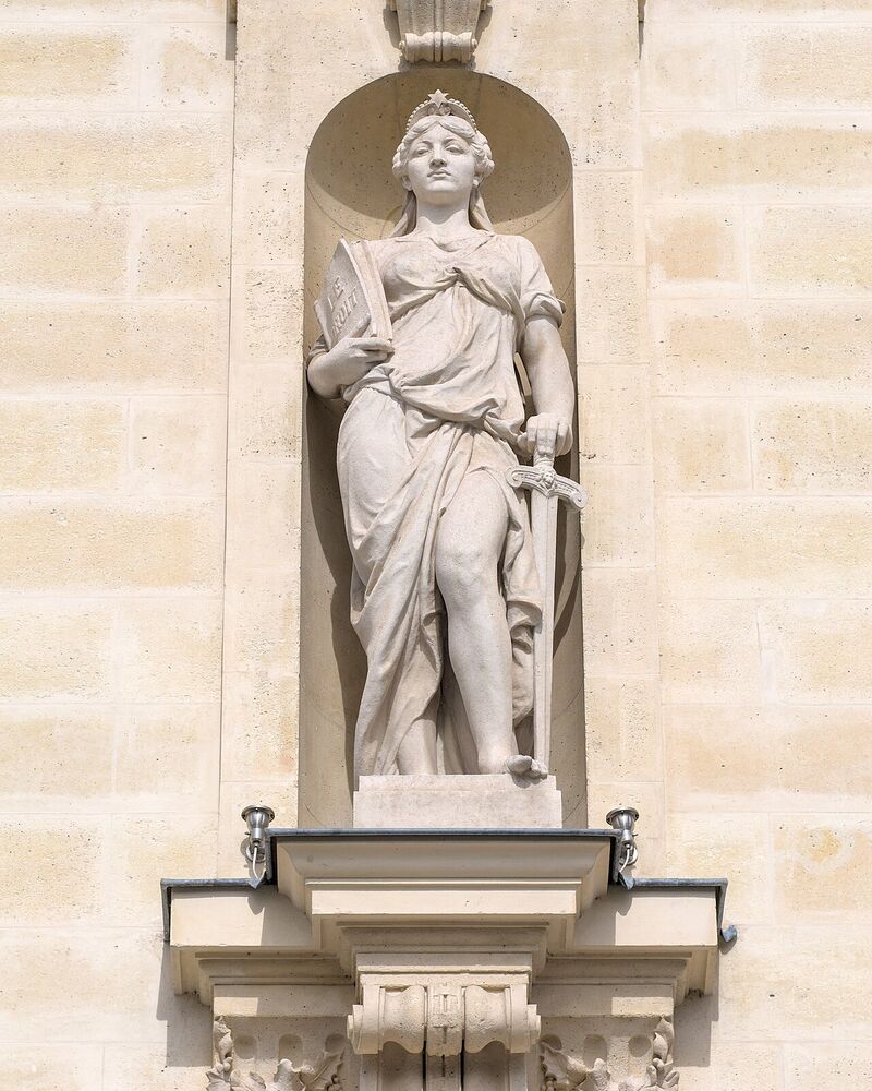Statue « Le Droit » sur la façade du Palais de justice de Paris